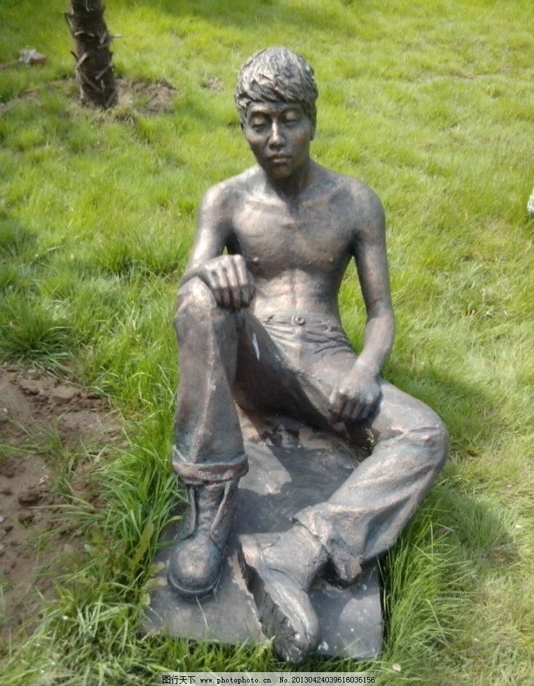 雕刻的躺着的男人图片