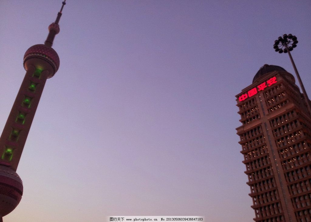 东方明珠 中国平安 东方明珠电视塔 都市 傍晚 建筑群 摩天大楼 上海陆家嘴 上海风光 上海旅游 天空 建筑 苹果专卖店 苹果标志 上海天空 上海陆家嘴风光 建筑摄影 建筑园林 摄影 72DPI JPG