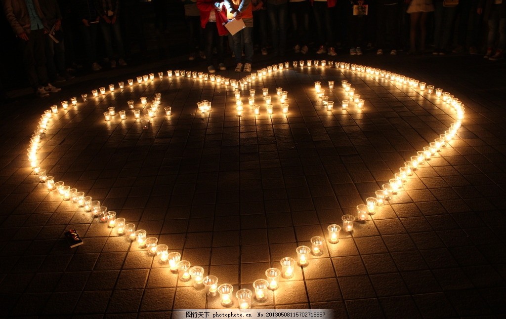 用蜡烛拼成的爱心