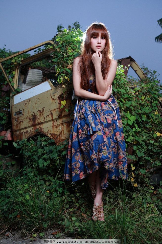 碎花裙美女图片